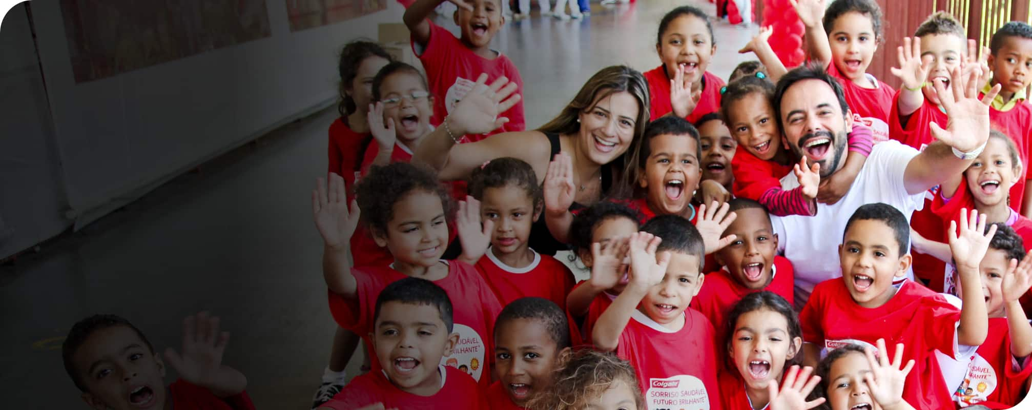 Niños y Adultos Sonriendo