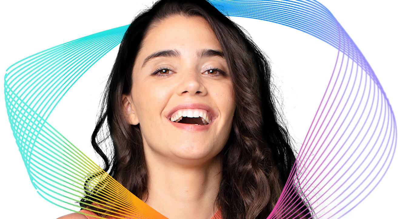 Imagen de mujer sosteniendo una pasta dental Colgate Total, mostrando el producto que ofrece protección antibacterial durante 24 horas para una salud bucal completa