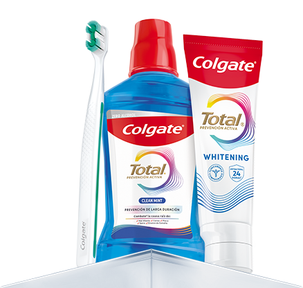 Familia de productos Colgate Total, incluyendo pasta dental, enjuague bucal y cepillo dental, diseñados para combatir las bacterias bucales y ofrecer 24 horas de protección antibacterial.