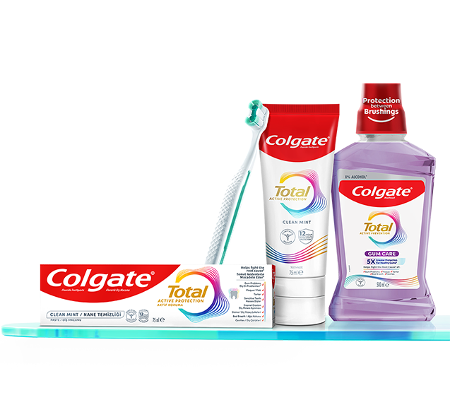 Diş macunu, ağız gargarası ve diş fırçasını içeren Colgate Total ürün ailesi, ağız bakterileriyle savaşmak ve 24 saat antibakteriyel koruma sağlamak için tasarlanmıştır.