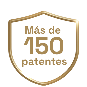 Escudo dorado con el texto 'Más de 150 patentes', destacando la innovación detrás de los productos Colgate Total.