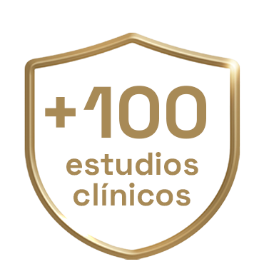 Escudo dorado con el texto 'Más de 100 estudios clínicos', subrayando la investigación clínica que respalda la eficacia de Colgate Total.