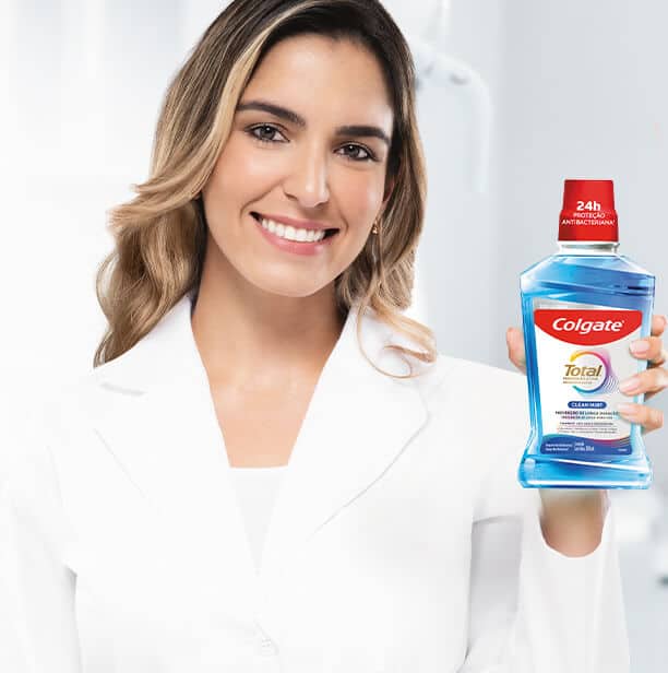 Imagen del enjuague bucal Colgate Total Clean Mint de 500 ml, que proporciona 24 horas de protección antibacterial y frescura sin alcohol.