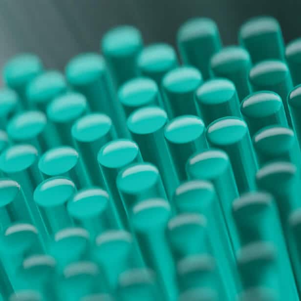 Mango ergonómico con acabado mate Cepillo Colgate Total