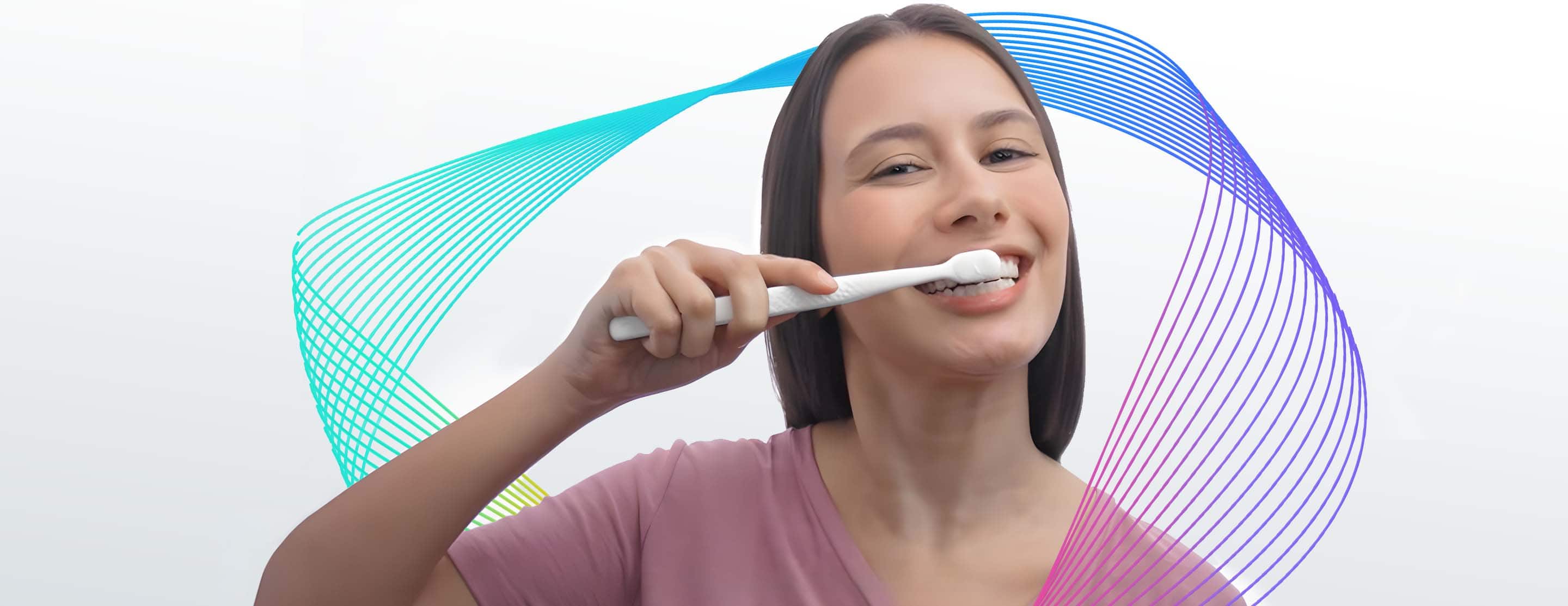 Mujer sonriendo sin enfermedades bucales