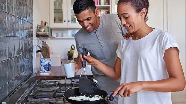 couple making breakfast
