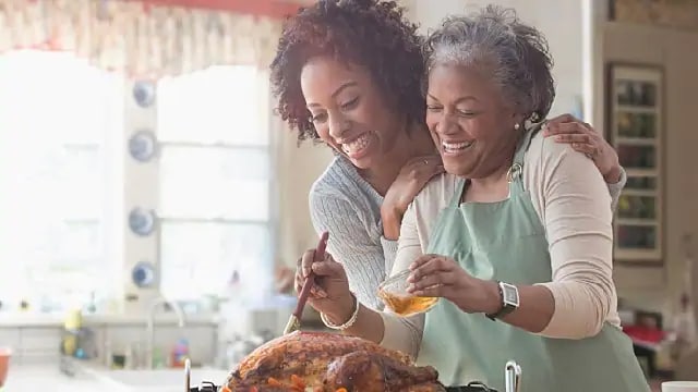 Madre e hija felices cocinando