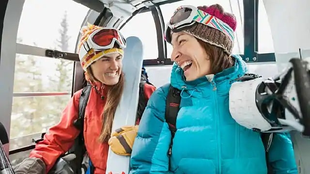 Mujeres yendo a esquiar