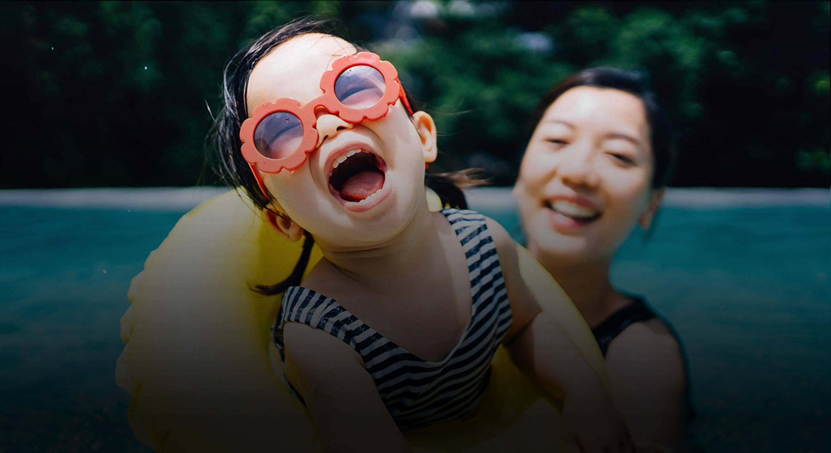 Niña sonriendo en la piscina