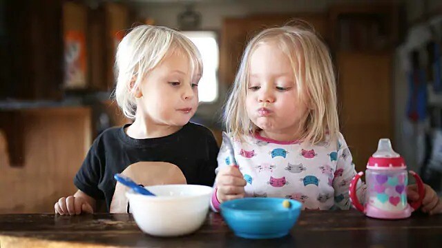 children eating cereal
