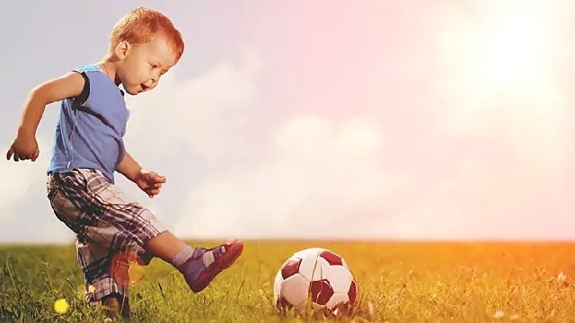 Niño pequeño jugando fútbol