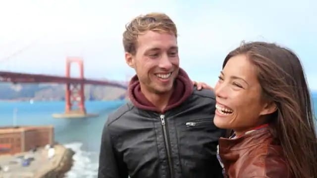 Pareja feliz de viaje sonriendo