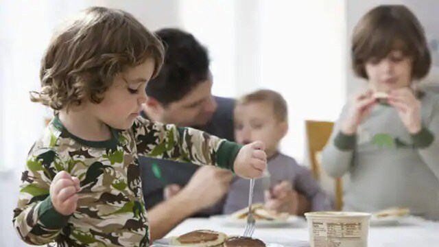 child eating breakfast