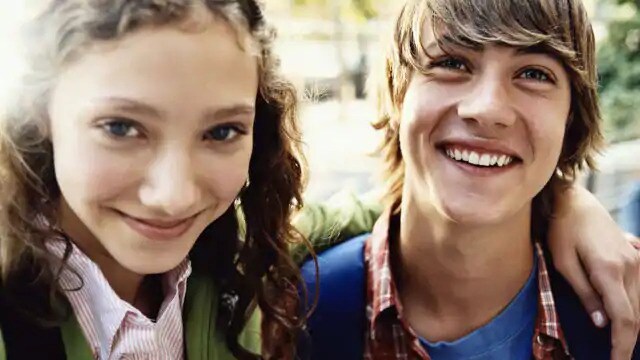 couple smiling with clean teeth after using a floss threader