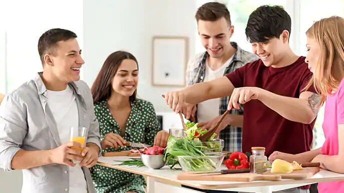 people cooking with turmeric to help whiten teeth