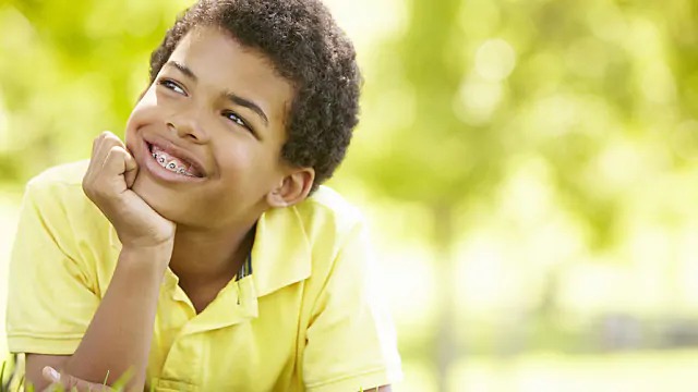 Niño con brackets sonriendo