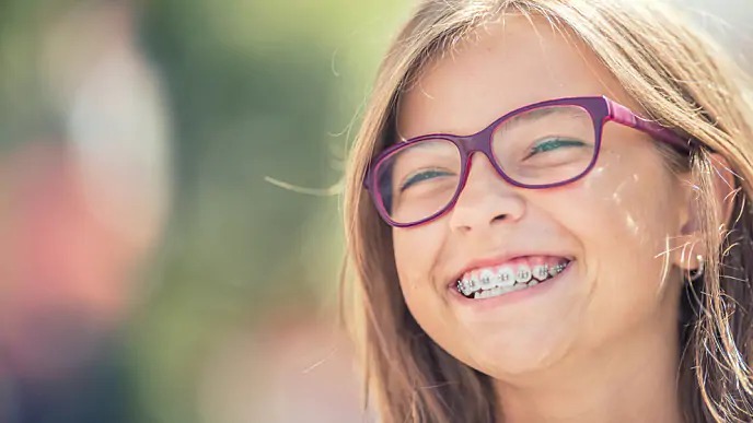 Mujer con ortodoncia sonriendo