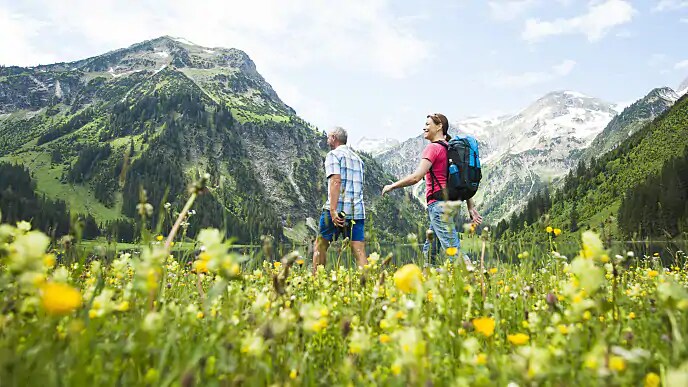 couple hiking after tmj therapy