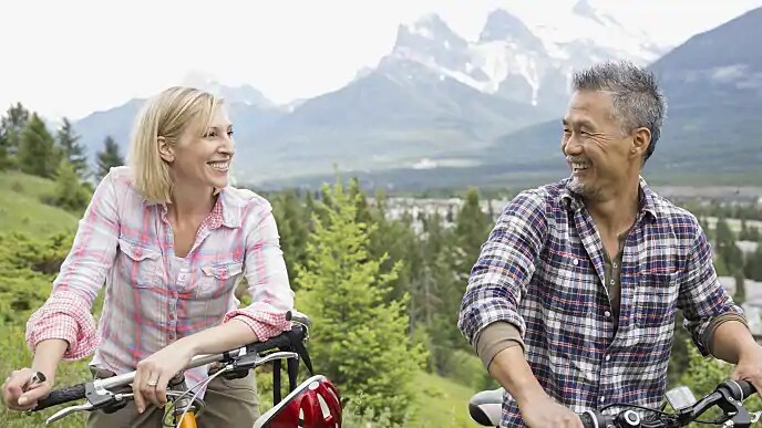 couple smiling after using mouth spray to relieve dry mouth