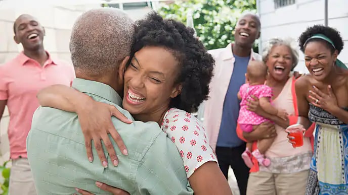 Familia feliz reunida