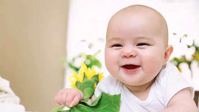 baby smiling with no teeth