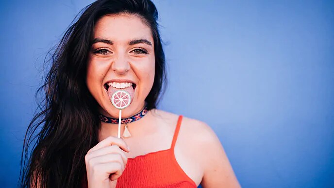 Mujer comiendo un dulce