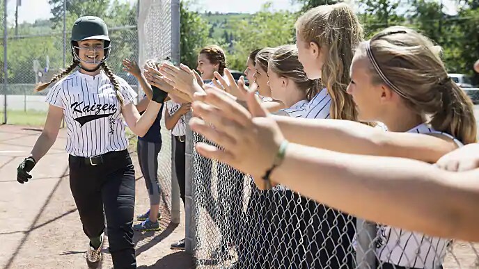 softball players