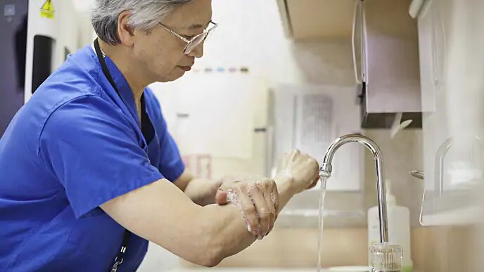 dentist preparing for procedure