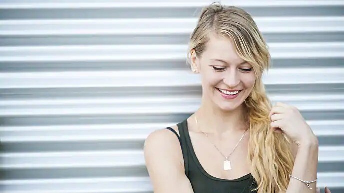 Mujer con dientes blancos sonriendo