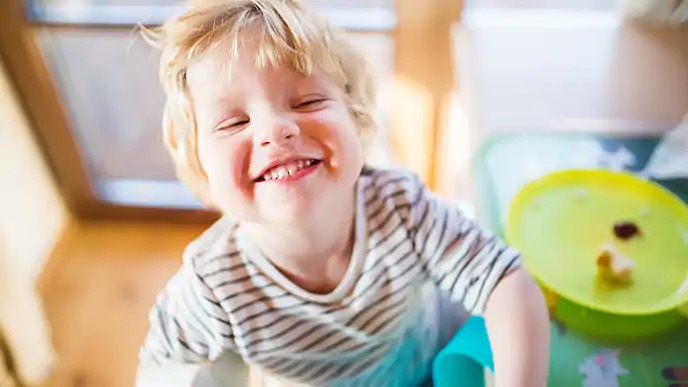 Niños sonriendo con sus dientes de conejo