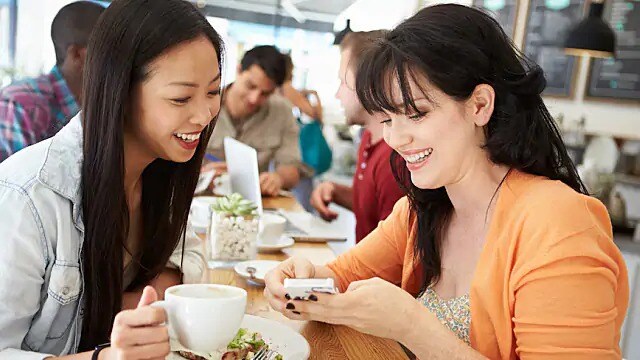 Amigas compartiendo juntas