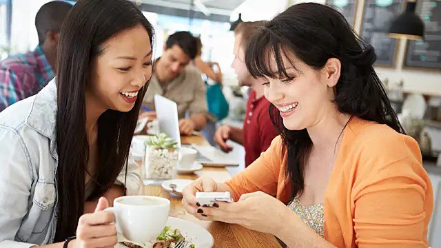 Amigas compartiendo juntas