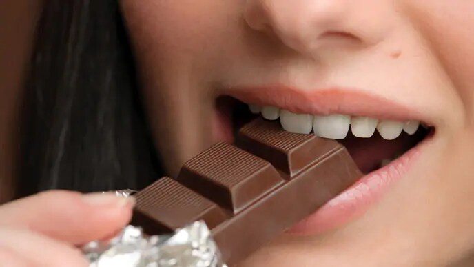 child eating candy harmful to teeth
