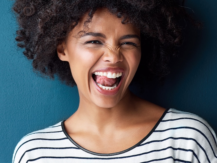 mujer joven sonrie con dientes blancos