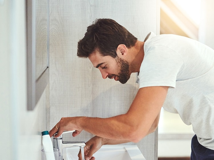 Ergonomic and flexible handle to clean hard to reach areas of the mouth