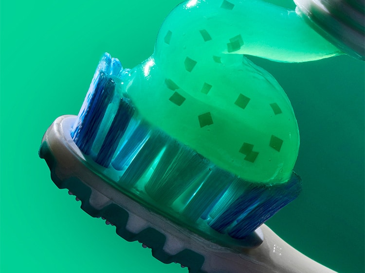 brosse à dents avec dentifrice