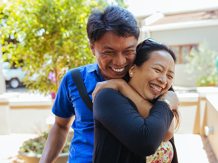 couple s'embrassant et se souriant