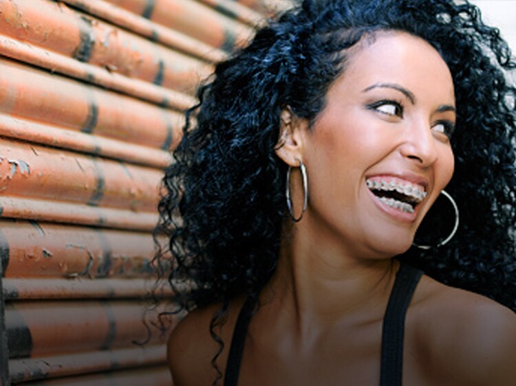 mujer joven sonriendo