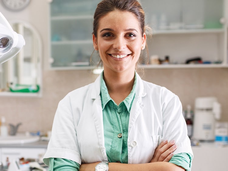 smiling dental hygienisty