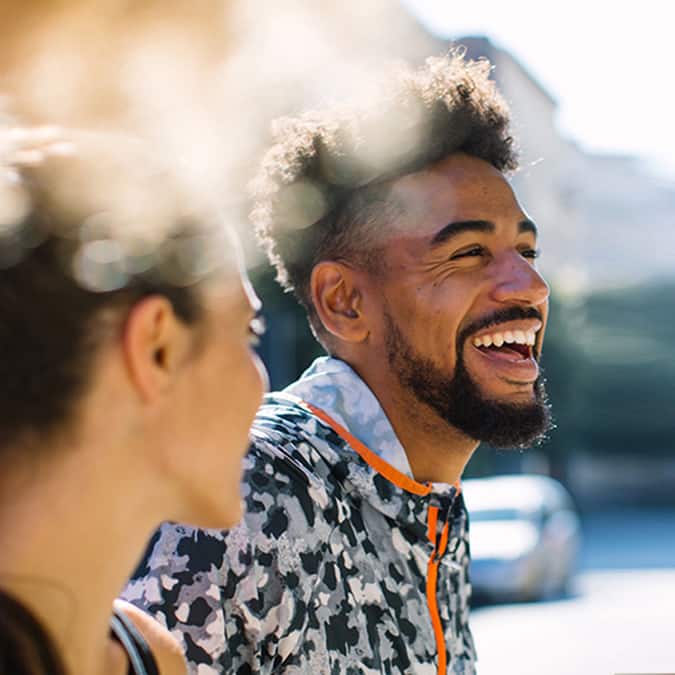 Hombre sonriendo junto a una mujer Hombre sonriendo junto a una mujer