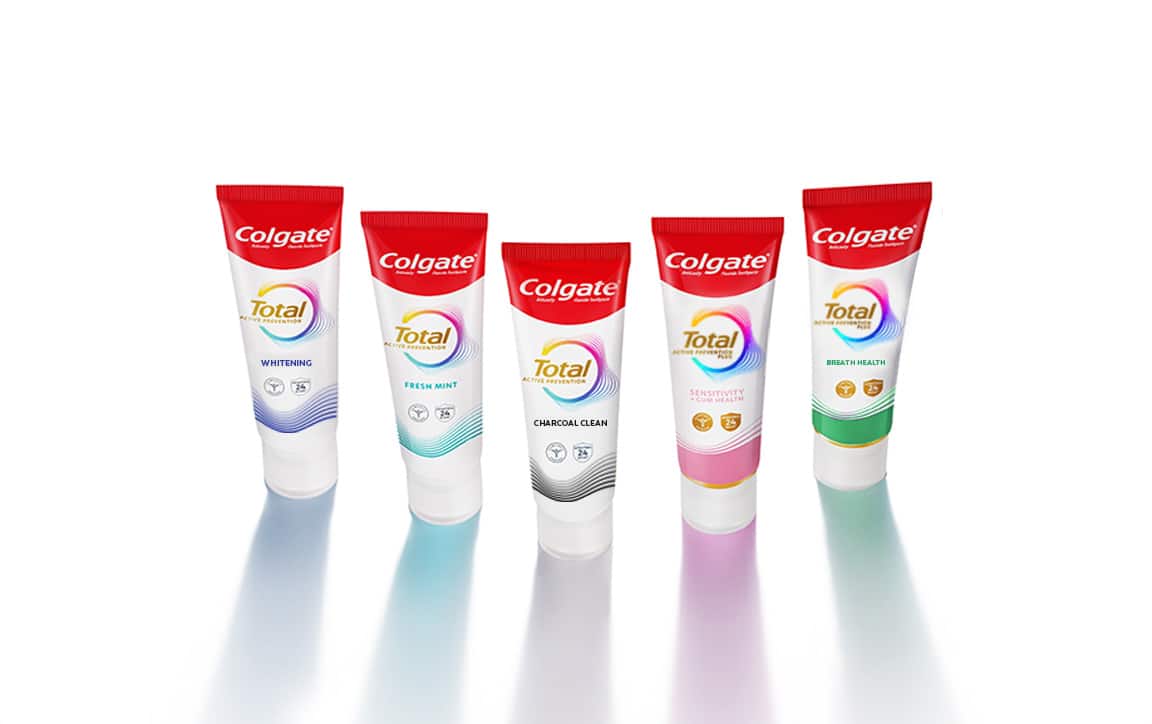 Escudo dorado con texto que dice 'Protección antibacterial 24 horas', destacando la protección prolongada que ofrece Colgate Total.