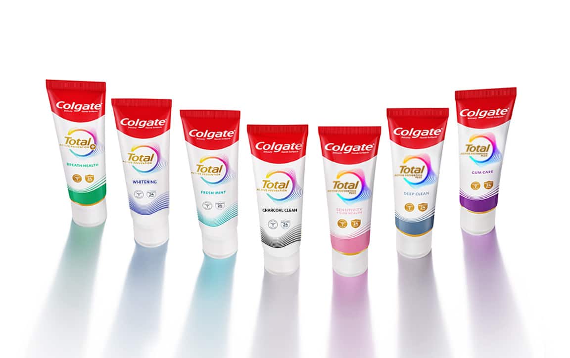 Escudo dorado con texto que dice 'Protección antibacterial 24 horas', destacando la protección prolongada que ofrece Colgate Total.