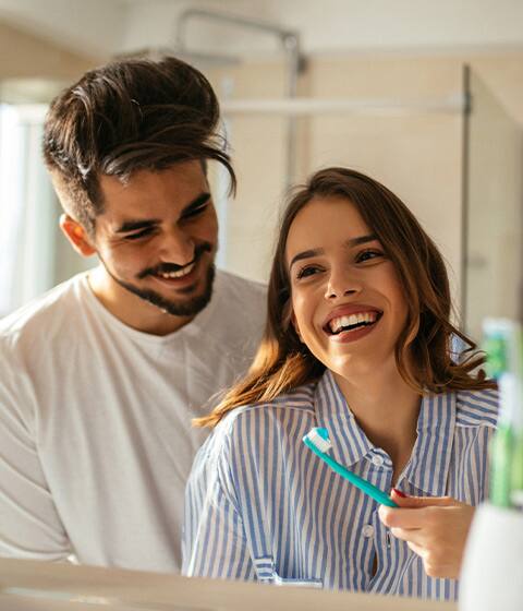Mujer cepillandose los dientes Mujer cepillandose los dientes