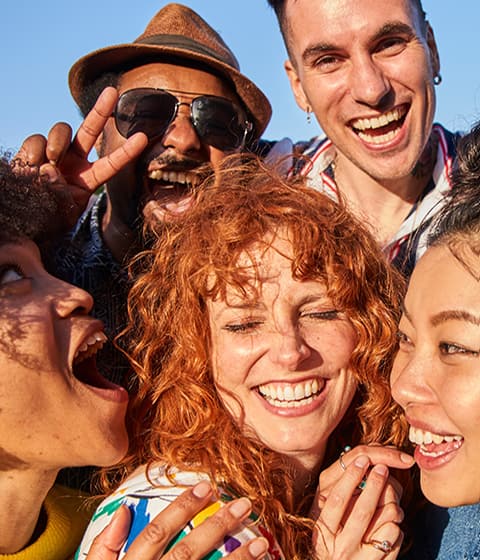 Grupo de gente sonriendo