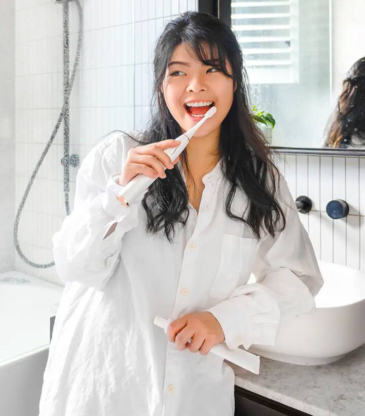 woman brushing her teeths