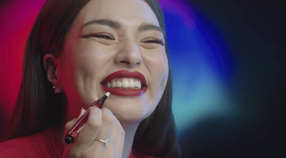 Ann using Colgate's Teeth Whitening Optic White O2 Pen Ann using Colgate's Teeth Whitening Optic White O2 Pen