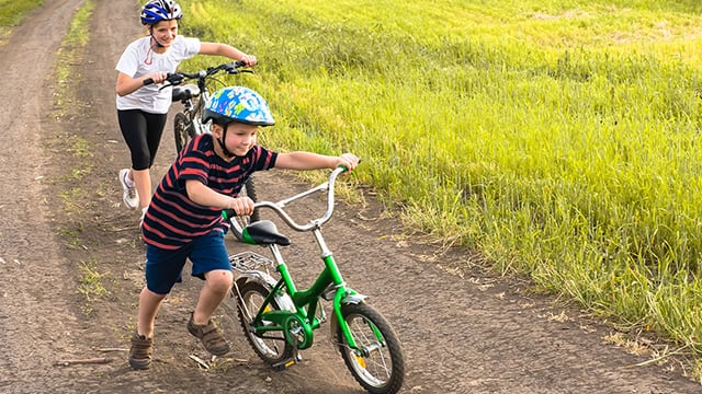 niños montando bicilceta