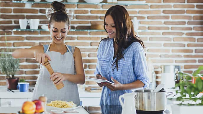 Amigas hablando y cocinando