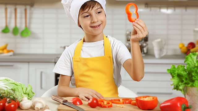 niño cocinando