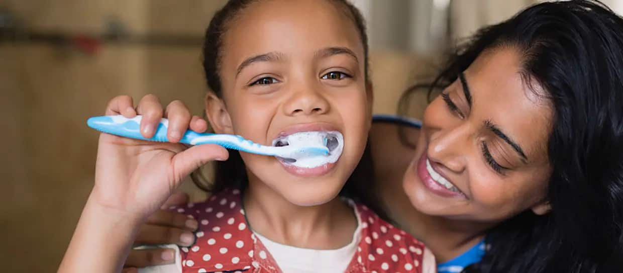 Niña cepillándose los dientes